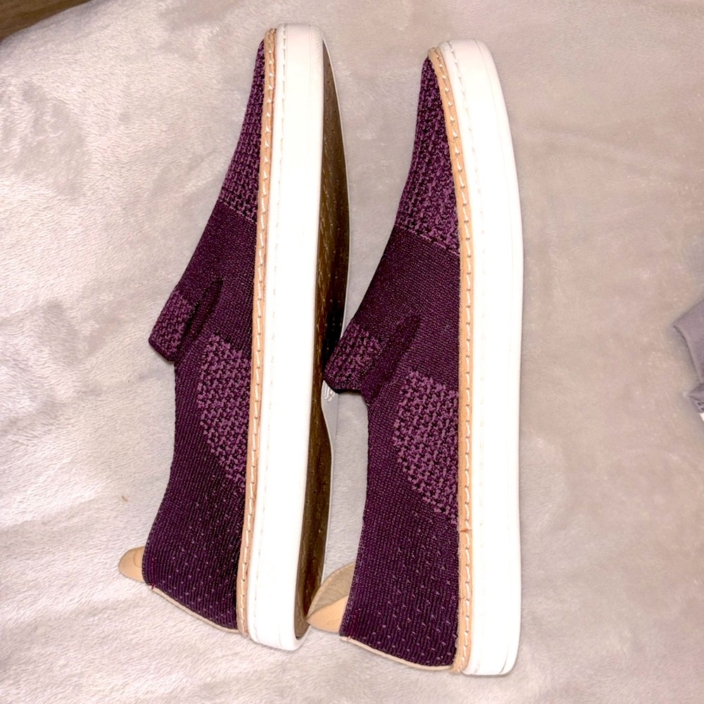 UGG Slip on Sneaker, Loafer in Burgundy/Eggplant  Size 6.5